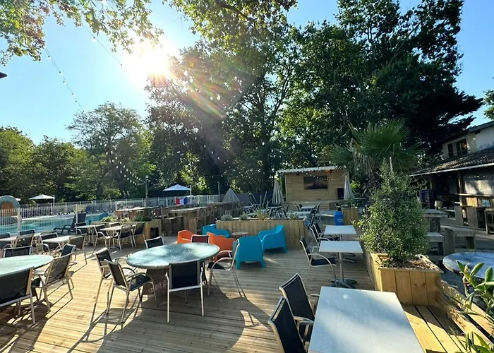 אתר קמפינג Tente Avec Terrasse, 4 Pers. - Api-1-52-2029 Grayan-et-l'Hopital