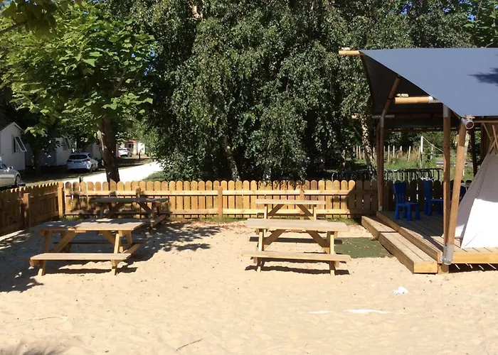 Tente Avec Terrasse, 4 Pers. - Api-1-52-2029 * Grayan-et-l'Hopital